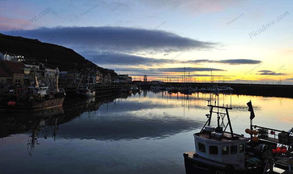Dawn at Scarborough harbour Large Version